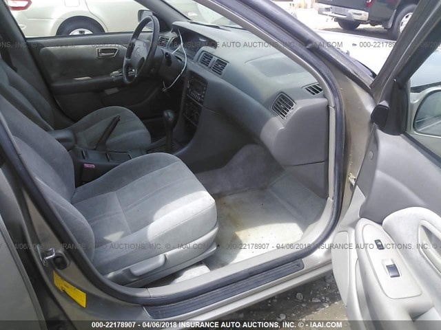 JT2BF28K6X0148178 - 1999 TOYOTA CAMRY LE/XLE Silber Foto 5