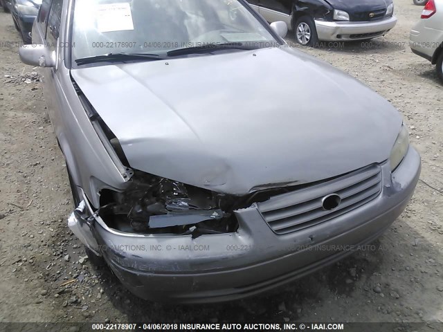 JT2BF28K6X0148178 - 1999 TOYOTA CAMRY LE/XLE Silber Foto 6