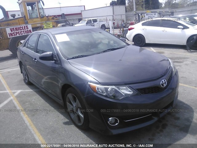 4T1BK1FKXEU545717 - 2014 TOYOTA CAMRY SE/XLE GRAY photo 1