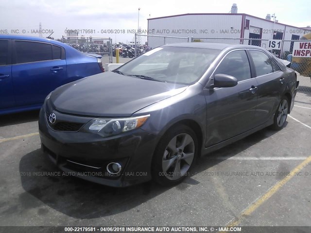 4T1BK1FKXEU545717 - 2014 TOYOTA CAMRY SE/XLE GRAY photo 2