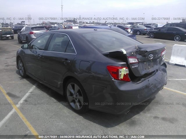 4T1BK1FKXEU545717 - 2014 TOYOTA CAMRY SE/XLE GRAY photo 3