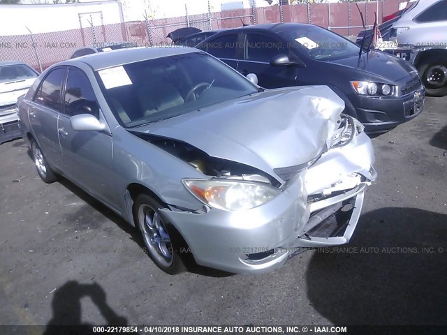 JTDBE32K820122943 - 2002 TOYOTA CAMRY LE/XLE/SE SILVER photo 1