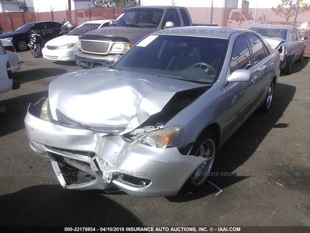 JTDBE32K820122943 - 2002 TOYOTA CAMRY LE/XLE/SE SILVER photo 2