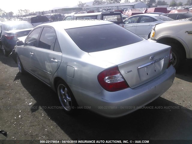 JTDBE32K820122943 - 2002 TOYOTA CAMRY LE/XLE/SE SILVER photo 3