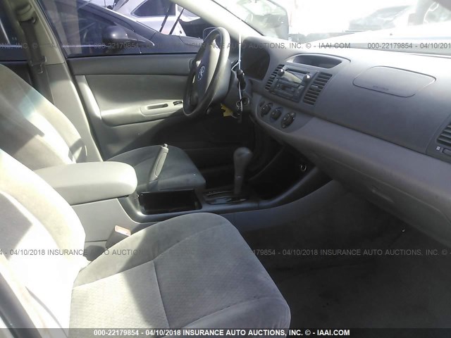 JTDBE32K820122943 - 2002 TOYOTA CAMRY LE/XLE/SE SILVER photo 5