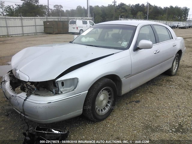 1LNFM81W1WY732336 - 1998 LINCOLN TOWN CAR EXECUTIVE SILVER photo 2