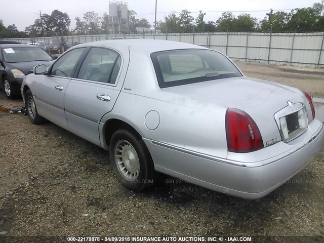 1LNFM81W1WY732336 - 1998 LINCOLN TOWN CAR EXECUTIVE SILVER photo 3