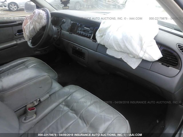 1LNFM81W1WY732336 - 1998 LINCOLN TOWN CAR EXECUTIVE SILVER photo 5