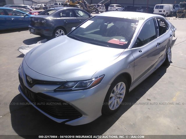 4T1B11HKXJU030050 - 2018 TOYOTA CAMRY L/LE/XLE/SE/XSE SILVER photo 2