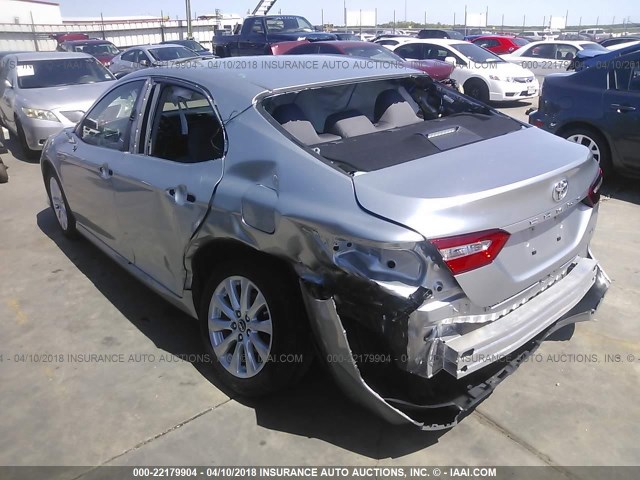 4T1B11HKXJU030050 - 2018 TOYOTA CAMRY L/LE/XLE/SE/XSE SILVER photo 3