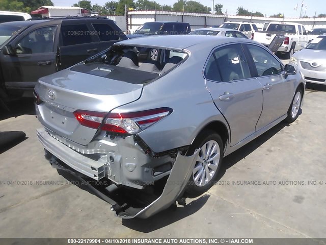 4T1B11HKXJU030050 - 2018 TOYOTA CAMRY L/LE/XLE/SE/XSE SILVER photo 4