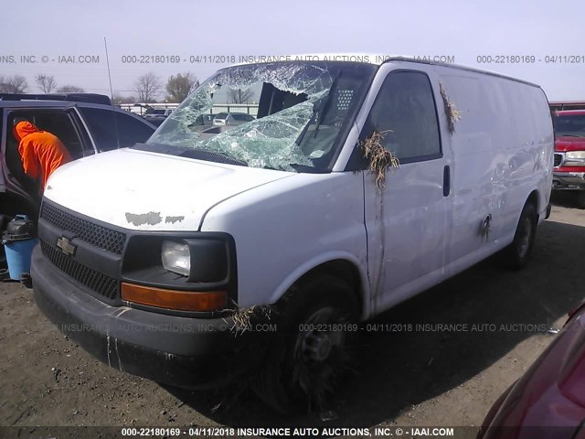 1GCGG25CX91103104 - 2009 CHEVROLET EXPRESS G2500  WHITE photo 2