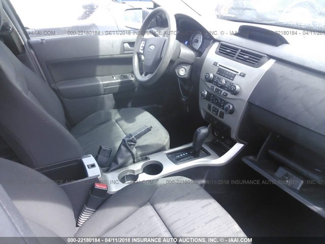 1FAHP35N78W255229 - 2008 FORD FOCUS SE/SEL/SES SILVER photo 5