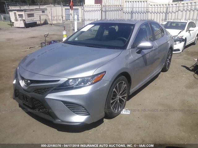 4T1B11HK5JU516586 - 2018 TOYOTA CAMRY L/LE/XLE/SE/XSE SILVER photo 2