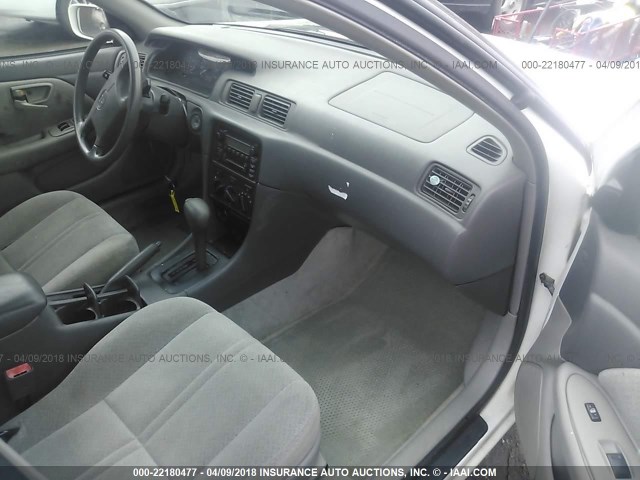 4T1BG22K4YU982968 - 2000 TOYOTA CAMRY CE/LE/XLE 白色 照片 5