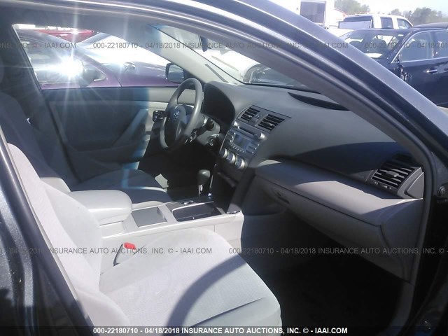 4T1BF3EK4BU738393 - 2011 TOYOTA CAMRY SE/LE/XLE ლურჯი ფოტო 5