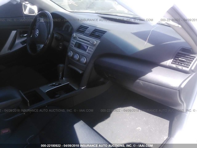 4T1BF3EK8BU678909 - 2011 TOYOTA CAMRY SE/LE/XLE თეთრი ფოტო 5