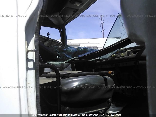 1GDJ7C1C22J500096 - 2002 GMC T7500 F7B042 WHITE photo 5