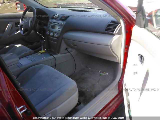 4T1BF3EK4BU639959 - 2011 TOYOTA CAMRY SE/LE/XLE Красный фото 5