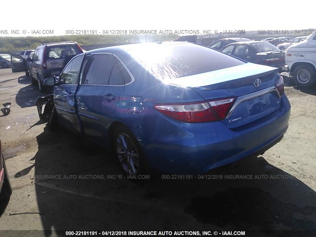 4T1BF1FK1HU706416 - 2017 TOYOTA CAMRY LE/XLE/SE/XSE BLUE photo 3