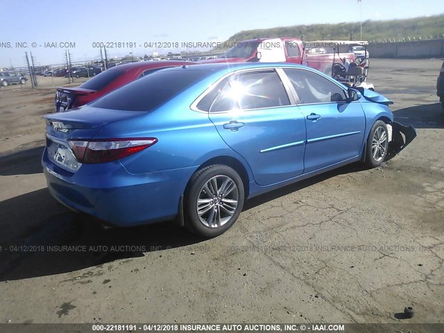 4T1BF1FK1HU706416 - 2017 TOYOTA CAMRY LE/XLE/SE/XSE BLUE photo 4