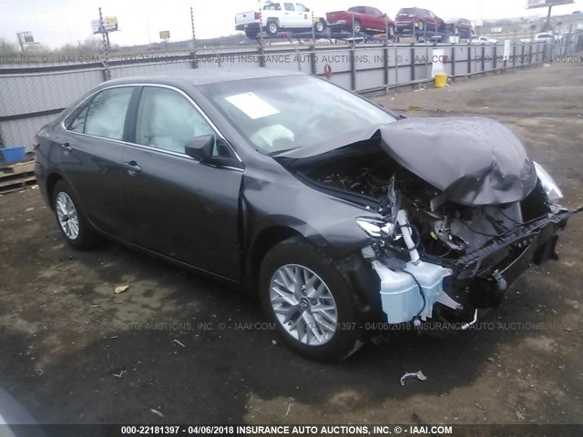 4T1BF1FK0HU736992 - 2017 TOYOTA CAMRY LE/XLE/SE/XSE ნაცრისფერი ფოტო 1