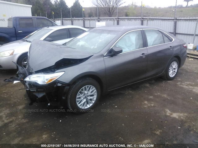 4T1BF1FK0HU736992 - 2017 TOYOTA CAMRY LE/XLE/SE/XSE ნაცრისფერი ფოტო 2