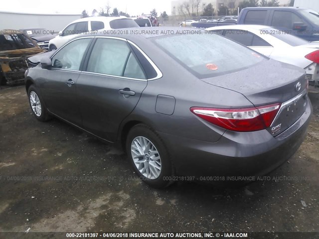 4T1BF1FK0HU736992 - 2017 TOYOTA CAMRY LE/XLE/SE/XSE GRAY photo 3