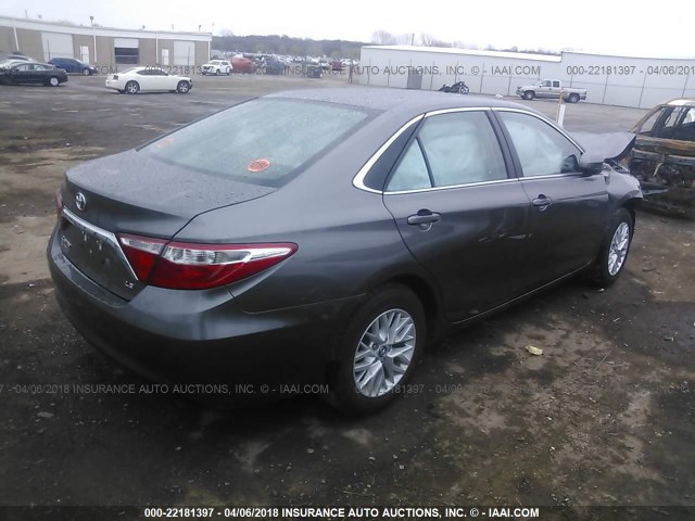 4T1BF1FK0HU736992 - 2017 TOYOTA CAMRY LE/XLE/SE/XSE GRAY photo 4