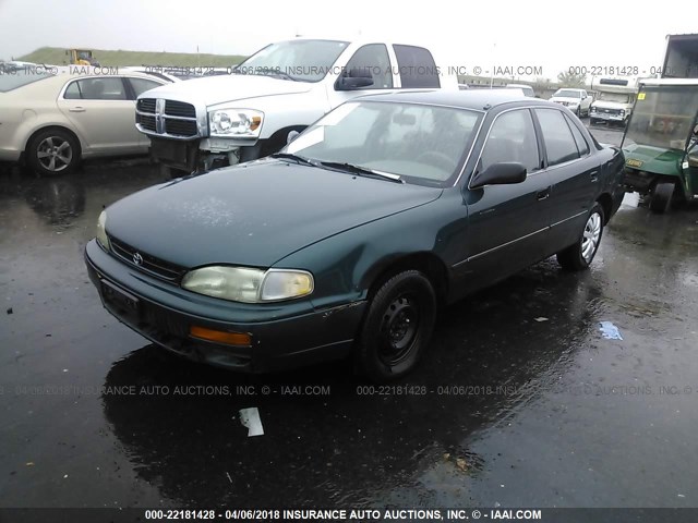 4T1BG12K7TU797493 - 1996 TOYOTA CAMRY DX/LE/XLE GREEN photo 2