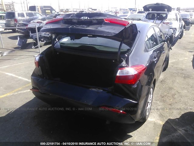 KNAFK4A6XF5303181 - 2015 KIA FORTE LX BLACK photo 4