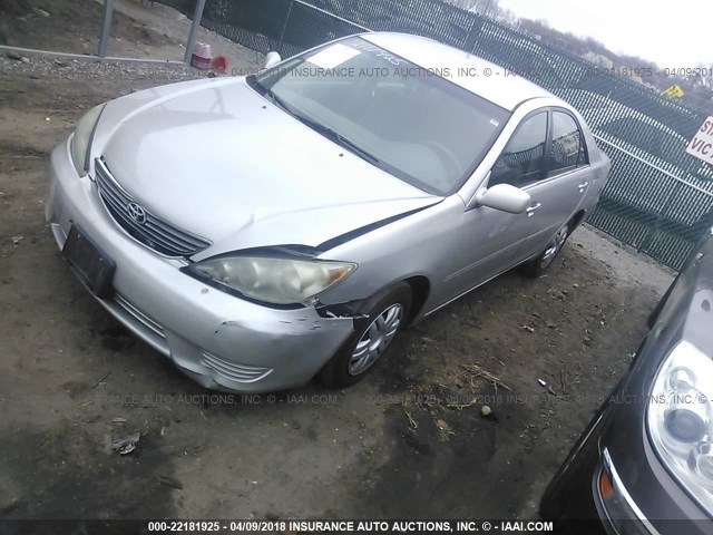 4T1BE32K45U077279 - 2005 TOYOTA CAMRY LE/XLE/SE SILVER photo 2