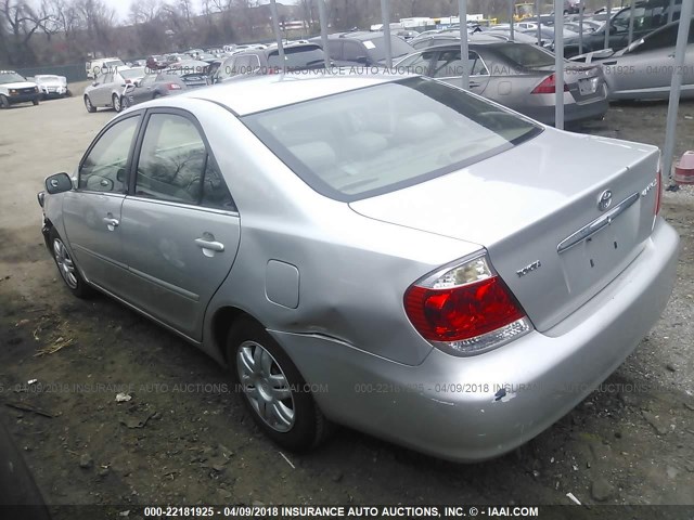 4T1BE32K45U077279 - 2005 TOYOTA CAMRY LE/XLE/SE SILVER photo 3