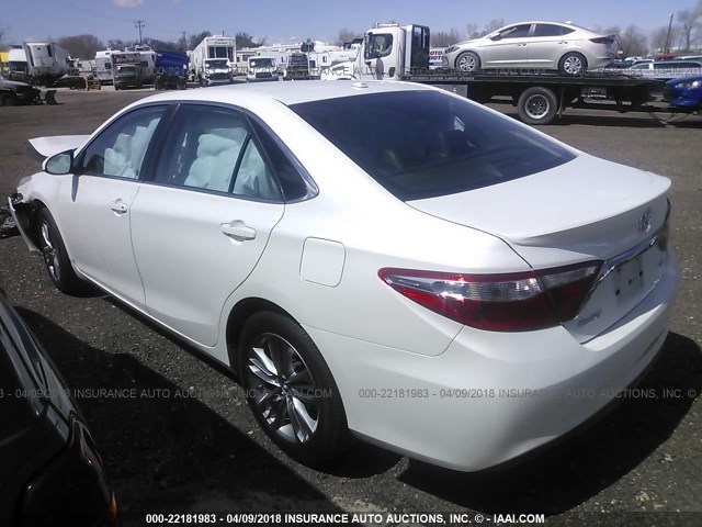 4T1BF1FKXFU485041 - 2015 TOYOTA CAMRY LE/XLE/SE/XSE თეთრი ფოტო 3