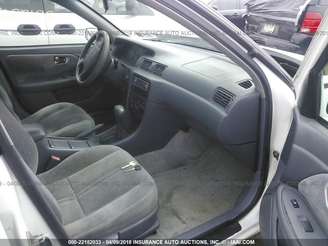 4T1BG22K5WU844983 - 1998 TOYOTA CAMRY CE/LE/XLE 白色 照片 5