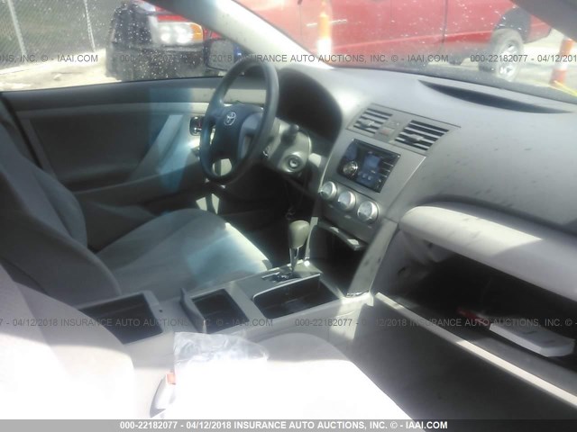 4T1BF3EK7AU552684 - 2010 TOYOTA CAMRY SE/LE/XLE ლურჯი ფოტო 5