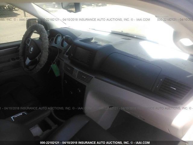 2V4RW6DX1AR189934 - 2010 VOLKSWAGEN ROUTAN SEL GRAY photo 5