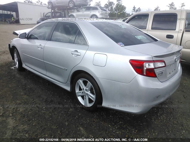 4T1BF1FK4DU239034 - 2013 TOYOTA CAMRY L/SE/LE/XLE SILVER photo 3
