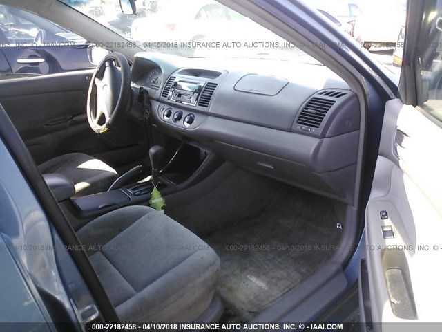 4T1BE32K83U190259 - 2003 TOYOTA CAMRY LE/XLE/SE BLUE photo 5