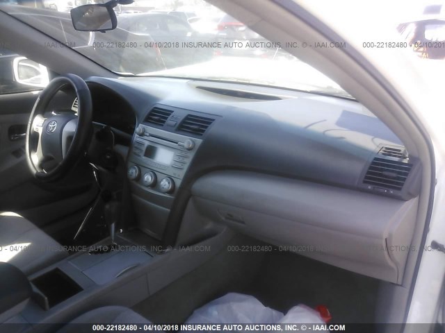4T1BF3EK7BU587386 - 2011 TOYOTA CAMRY SE/LE/XLE WHITE photo 5