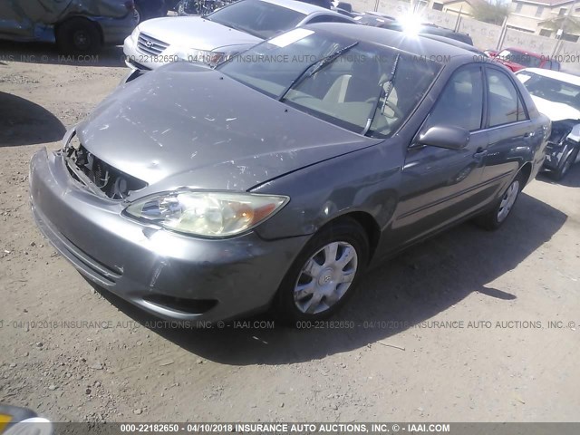 4T1BE32K94U856756 - 2004 TOYOTA CAMRY LE/XLE/SE ნაცრისფერი ფოტო 2
