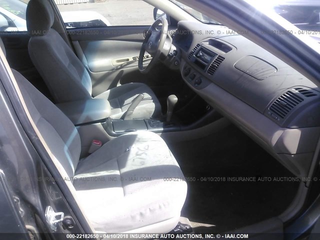 4T1BE32K94U856756 - 2004 TOYOTA CAMRY LE/XLE/SE ნაცრისფერი ფოტო 5