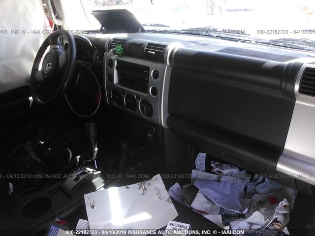 JTEBU11F670002864 - 2007 TOYOTA FJ CRUISER SILVER photo 5