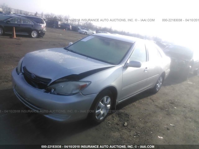 4T1BE32K24U916909 - 2004 TOYOTA CAMRY LE/XLE/SE SILVER photo 2