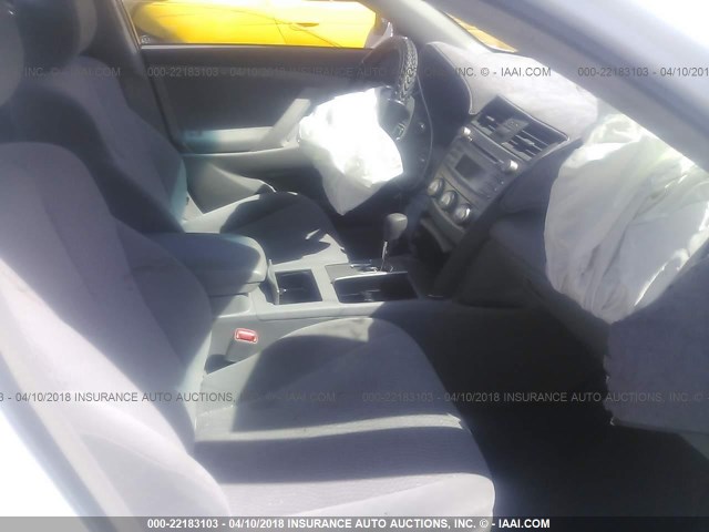4T4BF3EKXBR127788 - 2011 TOYOTA CAMRY SE/LE/XLE WHITE photo 5