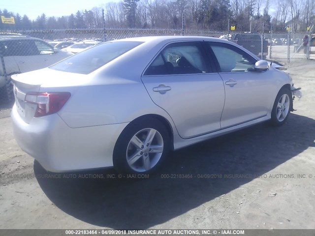 4T1BF1FK7EU346452 - 2014 TOYOTA CAMRY L/SE/LE/XLE 银色 照片 4