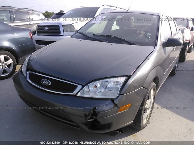 1FAHP34NX7W151186 - 2007 FORD FOCUS ZX4/S/SE/SES GRAY photo 2