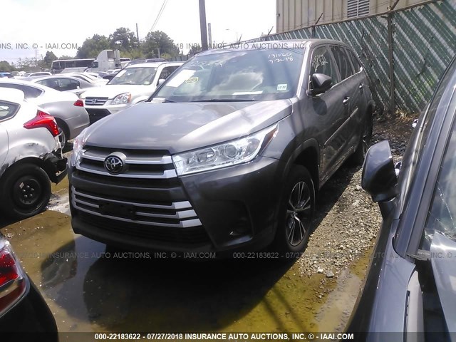 5TDBZRFH0JS494293 - 2018 TOYOTA HIGHLANDER LE/LE PLUS GRAY photo 2