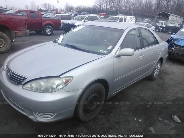 4T1BE30K85U100095 - 2005 TOYOTA CAMRY LE/XLE/SE SILVER photo 2