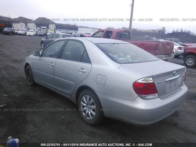 4T1BE30K85U100095 - 2005 TOYOTA CAMRY LE/XLE/SE SILVER photo 3